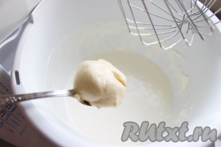 Затем частями добавить сливочный сыр комнатной температуры (!), хорошенько взбить.
