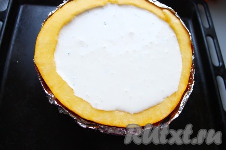 Основание тыквенного "горшочка" обернуть фольгой, поставить на противень, полностью заполнить начинкой.
