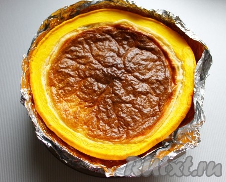 Запекать в заранее разогретой до 160 градусов духовке 1 час 20 минут - 1,5 часа. Затем духовку выключить и оставить "чизкейк" в тыкве там на 20-30 минут. Достать и полностью охладить при комнатной температуре, затем выдержать в холодильнике минимум 4 часа (лучше ночь).