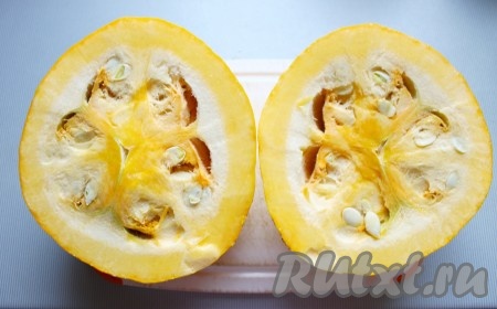 Тыкву хорошо вымыть, разрезать на две части (нам потребуется только одна часть, другую часть можно использовать для других блюд), очистить от семян. Для устойчивости "горшочка" подрезать донышко с внешней стороны.