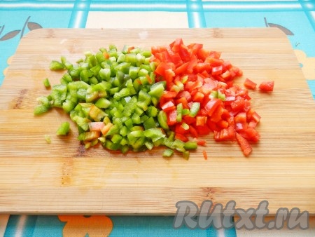 Болгарский перец очистить от семян и перегородок и также нарезать кубиками.

