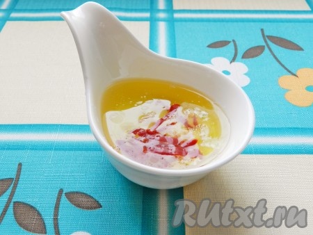 Соединить все ингредиенты для заправки, перемешать и оставить на 15 минут.