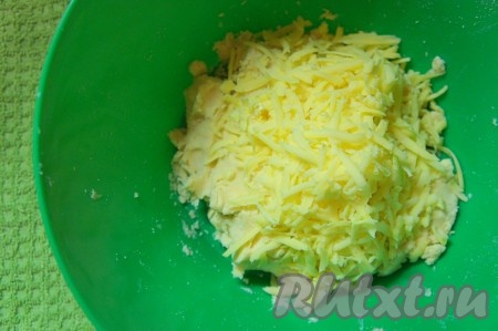 Добавить натёртый на крупной тёрке сыр.