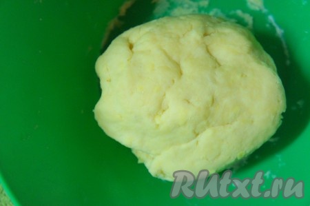 Частями начать добавлять оставшуюся муку, замешивая эластичное, мягкое тесто. Как только тесто перестанет липнуть к рукам, больше муку добавлять не нужно. Если добавить слишком много муки, тогда печенье будет жёстким.