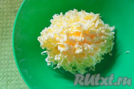 Сливочное масло достать из холодильника и натереть на крупной тёрке в объёмную миску.