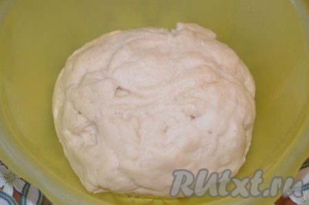 Залить дрожжи с сахаром тёплым молоком (температура молока должна быть не выше 40 градусов), перемешать и оставить на 10 минут, чтобы на поверхности образовалась пенная шапочка. После этого добавить подсолнечное масло, соль, снова размешать. Просеять половину муки с крахмалом, перемешать. Частями добавляя оставшуюся муку, замесить мягкое, не тугое тесто. Вымешивать тесто нужно не менее 7 минут. Муки может потребоваться как больше, так и меньше, чем указано в ингредиентах, главное - ориентироваться на консистенцию замешиваемого теста. Положить тесто в миску, прикрыть полотенцем и убрать подниматься в тёплое место часа на 2 (до увеличения в объёме в 2-3 раза). Благодаря добавлению крахмала, дрожжевое тесто получается более воздушным и эластичным, а готовые ватрушки - мягкими, долго не теряют свою свежесть.