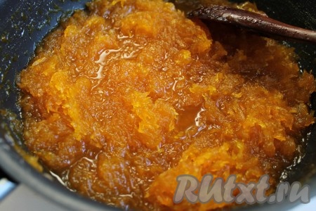 Варить джем из тыквы с апельсином и лимоном до загустения. Чем дольше вы будете его варить, тем более густым он получится. Я варила с момента закипания 60 минут, пока тыквенный джем не уварился и не загустел. Не забывайте периодически перемешивать, чтобы джем не подгорел.