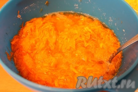 Оставить тыкву в миске минут на 30. Тыква за это время даст сок.