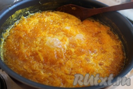 После закипания варить тыквенный джем на огне чуть ниже среднего, периодически помешивая.