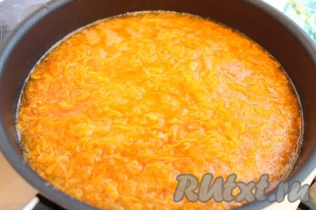 Через 30 минут переложить тыкву в кастрюлю, в которой будете варить джем, добавить свежевыжатый сок и цедру, перемешать и поставить вариться на средний огонь.