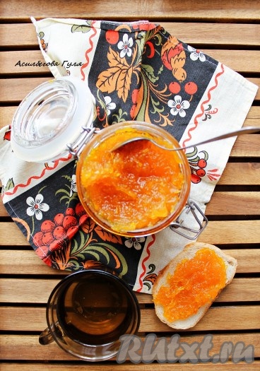 Часть джема, сваренного из тыквы с апельсином и лимоном, можно не раскладывать по банкам, а подать к чаю или после остывания использовать в качестве начинки для выпечки.