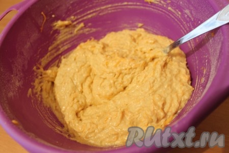 Добавила натертую на мелкой терке тыкву, перемешала. Тесто должно получиться не крутое, поэтому, возможно, понадобится еще жидкость (кефир или молоко). Степень жидкости теста - что-то среднее между тестом на блины и тестом на оладьи.
