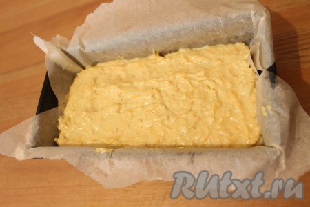 Хлеб прилипает к форме, поэтому лучше печь в силиконовой форме или выстелить обычную форму для выпечки хорошей пергаментной бумагой (я ещё бумагу смазала маслом). Вылила тесто в форму.