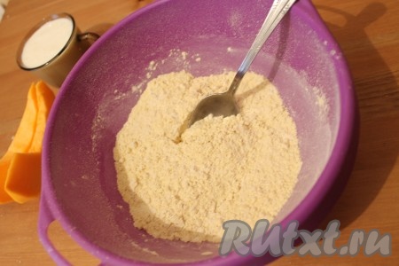 Приготовление кукурузно-тыквенного хлеба:

В миске смешала просеянную кукурузную и пшеничную муку, соду.