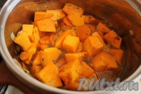 Добавила примерно 1 стакан воды (можно бульон) и оставила вариться до готовности тыквы.
