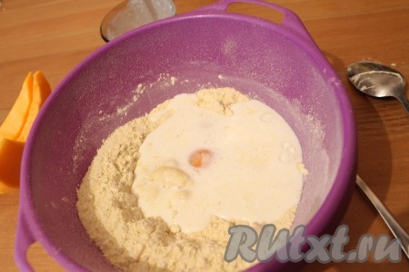 Добавила масло, яйцо, молоко, кефир, соль, сахар.
