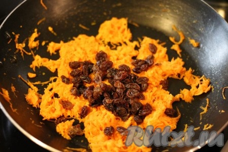 5. Дать начинке слегка остыть, добавить изюм.
