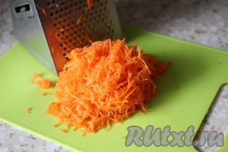1. Морковь очистить, измельчить на мелкой тёрке.
2. Изюм замочить в тёплой воде.
