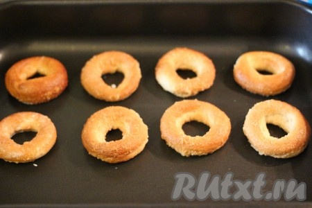 7. Баранки выложить на лист для выпечки, в каждую баранку уложить по столовой ложке начинки.
