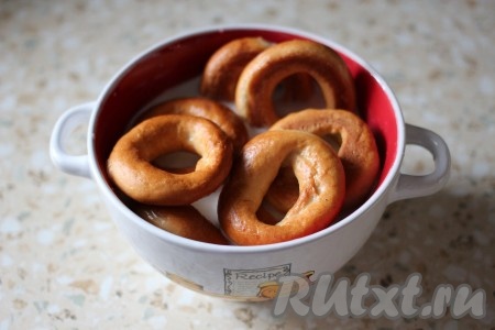 1. Баранки замочить в молоке на 20 минут.