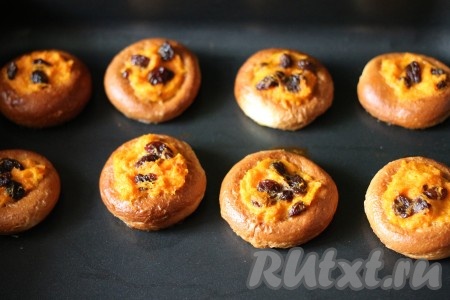 8. Выпекать в разогретой до 180 градусов духовке примерно 15 минут, до зарумянивания.
