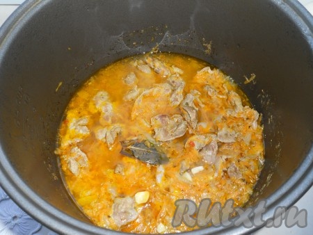 Выставить режим мультиварки "Тушение" на 1 час 10 минут, крышку закрыть. За 10 минут до окончания готовки добавить к желудочкам лавровый лист и нарезанный мелко чеснок.