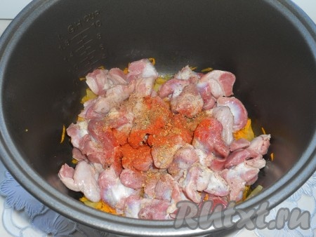 К овощам в чашу мультиварки добавить желудочки, всыпать соль и специи.