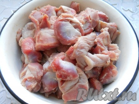 Куриные желудки очистить от внутренней жесткой плёнки, хорошо промыть водой. Если крупные - разрезать пополам.