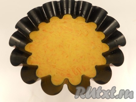 Форму для кекса (у меня - форма, суженная книзу, верх - диаметр 20 сантиметров, низ - 10 сантиметров) немного смазать растительным маслом, вылить в неё тесто.&nbsp;Выпекать тыквенный кекс в предварительно разогретой до 180 градусов духовке около 50 минут. Готовность проверить, проколов кекс сухой деревянной шпажкой, если после прокола на шпажке не останется следов теста, значит выпечка готова.