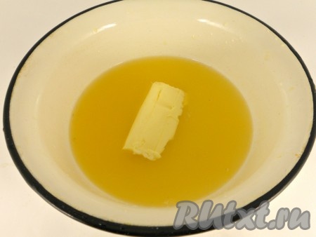 Для приготовления помадки нужно в миску (или в небольшую кастрюльку) влить апельсиновый сок (2 столовых ложки сока отлить в отдельную ёмкость, этот сок нам понадобится в дальнейшем для разведения крахмала), добавить сахар, перемешать. Поставить на средний огонь, добавить сливочное масло, периодически перемешивая, довести смесь до кипения. В отдельной ёмкости крахмал соединить с 2 столовыми ложками апельсинового сока, который мы оставляли, перемешать до однородности. Тонкой струйкой, постоянно перемешивая, влить крахмальную смесь в кипящую апельсиново-масляную смесь. Варить на небольшом огне, постоянно помешивая, до загустения (до консистенции густого киселя).