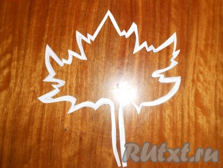 Делаем из бумаги заготовку кленового листа.