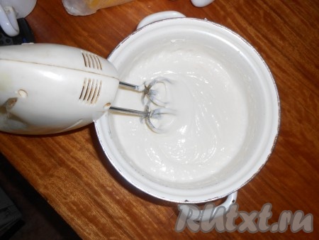 Для приготовления крема взбиваем сахарный песок со сметаной и убираем в холодильник часа на 2.
