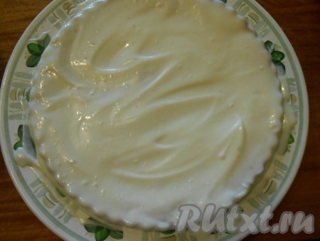 Остужаем коржи, промазываем все коржи кремом.
