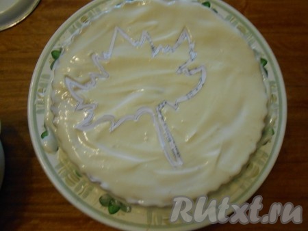 Укладываем кленовый лист на тортик и заливаем глазурью, аккуратно убираем заготовку, поправляем глазурь ножом.
