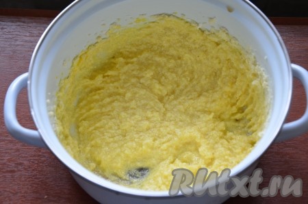 2. Добавьте яйцо и еще раз взбейте.&nbsp;
