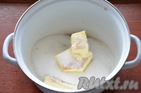 1.&nbsp;Соедините и взбейте сахар и размягченное сливочное масло.
