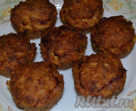 Переложите пюре в кондитерский шприц с фигурной насадкой. Достаньте мясные кексы из формочек и выложите на них по спирали пюре.
