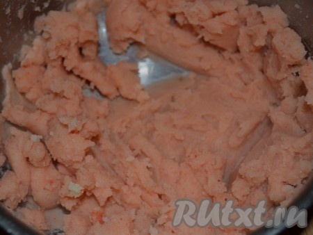 Пока готовятся мясные кексы, приготовьте пюре. Очистите картофель и отварите в подсоленной воде до готовности. Слейте воду и обсушите картофель. С помощью толкушки превратите картофель в пюре. Добавьте молоко, сливочное масло и паприку. Картофельное пюре должно получиться нежным.