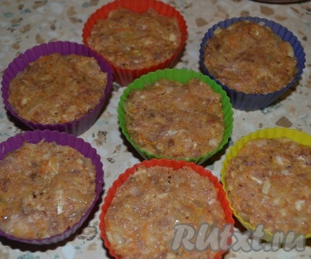 Смажьте формочки для кексов маслом и наполните их мясной смесью. Поставьте в духовку и запекайте 25 минут. Выньте из духовки и оставьте на 5 минут.
