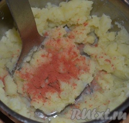 Пока готовятся мясные кексы, приготовьте пюре. Очистите картофель и отварите в подсоленной воде до готовности. Слейте воду и обсушите картофель. С помощью толкушки превратите картофель в пюре. Добавьте молоко, сливочное масло и паприку. Картофельное пюре должно получиться нежным.