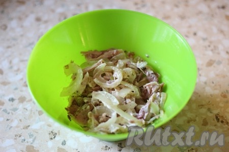 Для мясной начинки смешать куриное филе, обжаренный лук и сметану (можно положить майонез).
