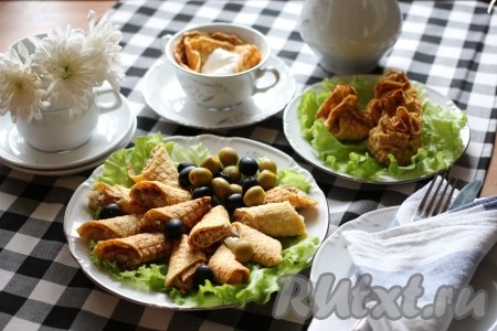 Овощные вафли со сметанкой, рулетики с курицей и луком, мешочки с морковкой и сыром можно подавать к столу.
