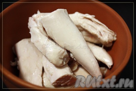 Курицу разбираем на небольшие кусочки, кладем поверх супа.
