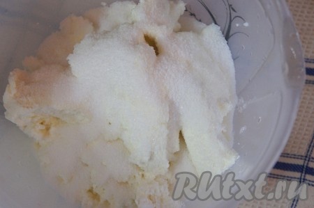 Добавить в творог сахар.