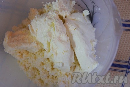 Творог добавить в глубокую миску, размять вилкой. При необходимости протрите через сито для большей нежности готового блюда (я не протирала).