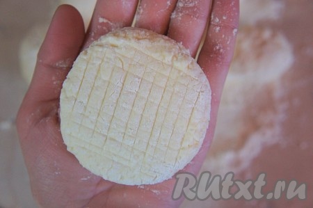 Сформированные шарики немного примять рукой, чтобы получилась классическая форма сырника. Масло разогреть на сковороде. Сырники обжарить с двух сторон до золотистой корочки. Жарим на среднем огне примерно по 2-3 минуты с каждой стороны.