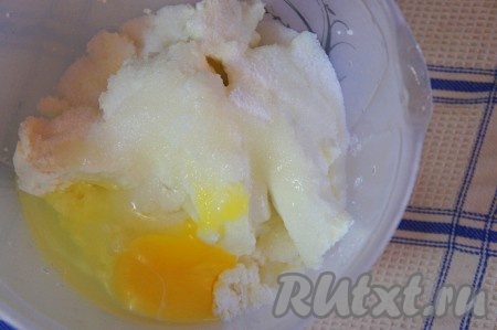 Вбить сырое яйцо, тщательно перемешать.