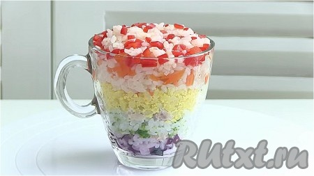 Выложить салат "Радуга" в прозрачную кружку или миску слоями, чередуя каждый слой разноцветного риса с тунцом.
