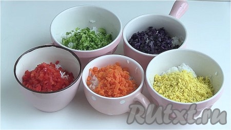 Готовый рис разложить в пять мисок. В первую мисочку добавить брокколи, во вторую - морковь, в третью - капусту, в четвертую - болгарский перец, в пятую -&nbsp; желтки. Перемешать содержимое внутри каждой мисочки, чтобы окрасить рис.
