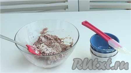 Тунец консервированный в собственном соку перемешать с мелко нарезанным луком, майонезом и поперчить по вкусу.
